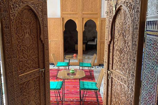 Chambre Tawargit | Hochwertige Bettwaren, Pillowtop-Betten, kostenloses WLAN, Bettwäsche