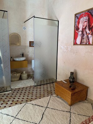 Chambre Tawargit | Bad | Regndusjhode, hårføner, tøfler og håndklær