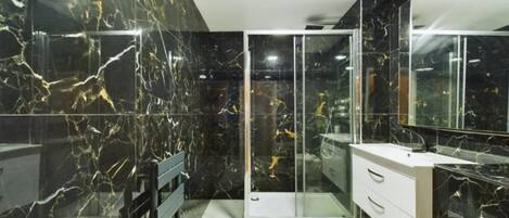 Departamento | Baño | Regadera y toallas