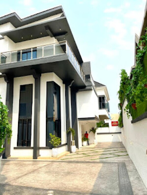 Front of property - Platino Hotel and Suites Lekki (Lekki)