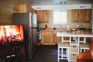 Réfrigérateur, four à micro-ondes, un four, surface de cuisson