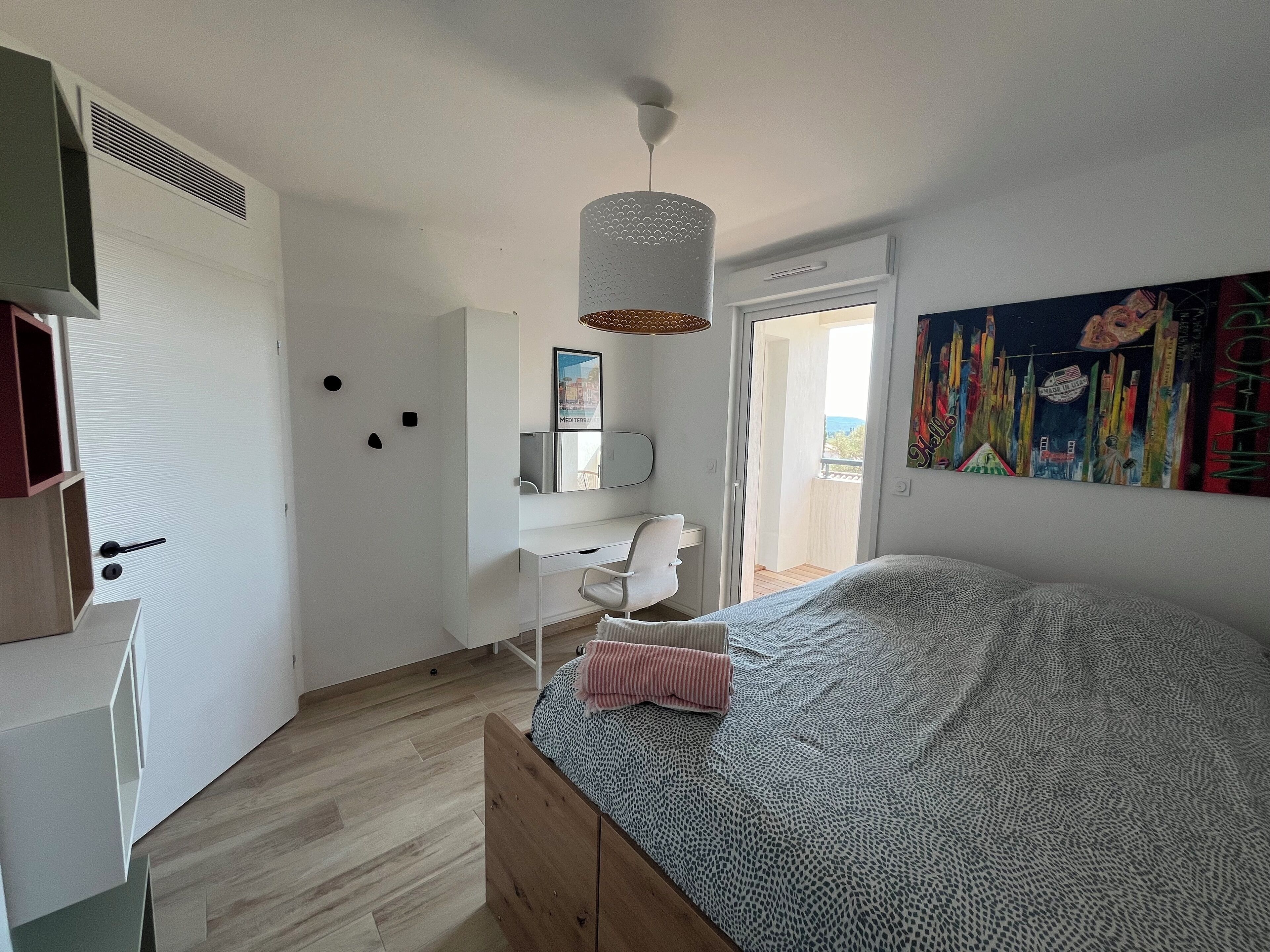 3 slaapkamers, een strijkplank/strijkijzer, reisbedje, gratis wifi