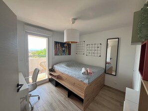 3 dormitorios, tabla de planchar con plancha, cuna de viaje