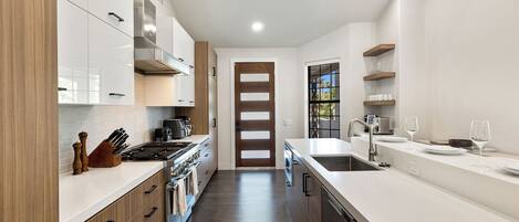 Een koelkast, een microgolfoven, een oven, een kookplaat