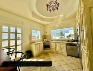 Kjøleskap, ovn, kokeplater og oppvaskmaskin