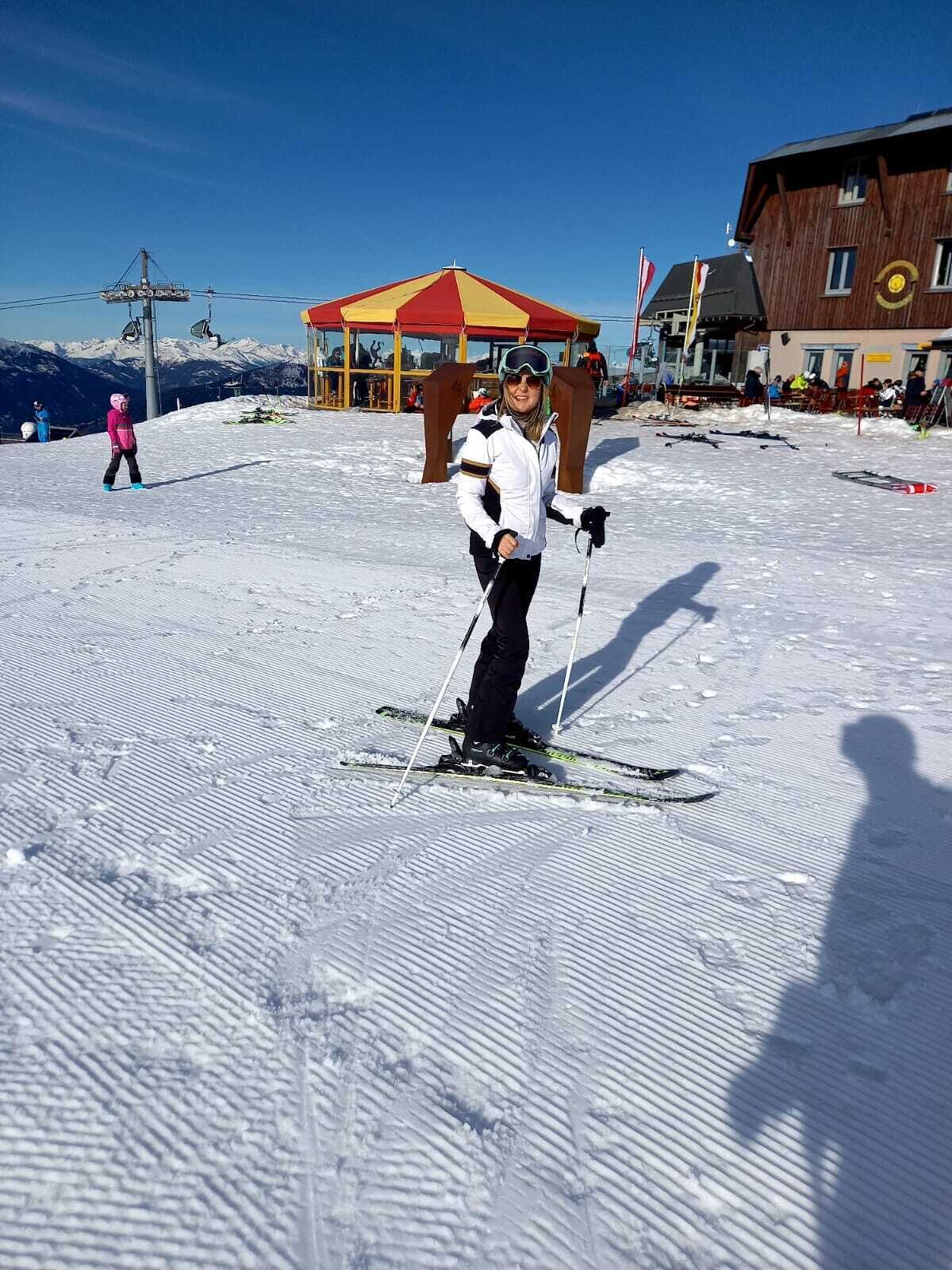 Une piste de ski avec une personne qui fait du ski.