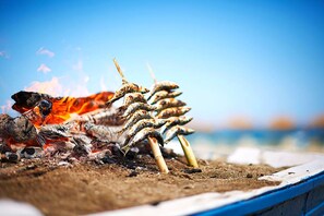 A grill with skewers of food over an open flame. - Sky Sea Holidays Torremolinos Nogalera (Torremolinos)
