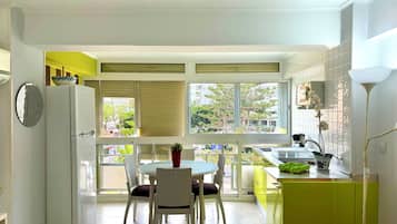 Junior Studio, Private Bathroom | Dining room