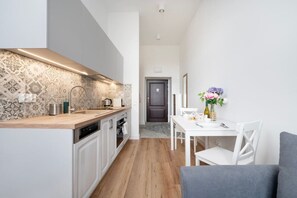 Kjøleskap, ovn, kokeplater og oppvaskmaskin