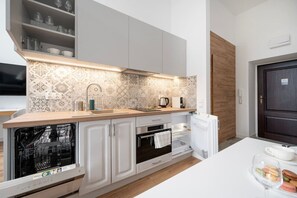 Kjøleskap, ovn, kokeplater og oppvaskmaskin