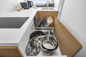 Réfrigérateur, micro-ondes, plaque de cuisson, lave-vaisselle