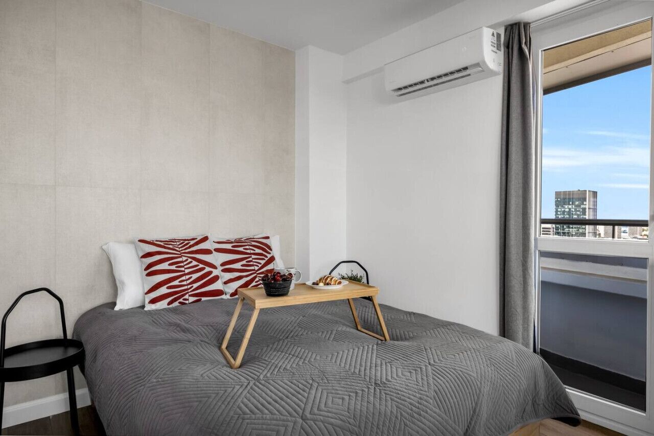 Een strijkplank/strijkijzer, gratis wifi, beddengoed