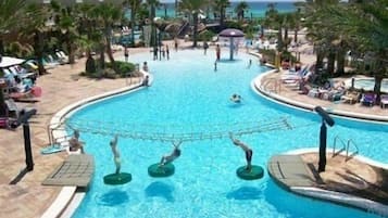 Alberca al aire libre y alberca climatizada