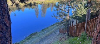 Cabin, river access, rafts, 1 bedroom and Wi-Fi, AC, Satellite T.V., Kitchen.