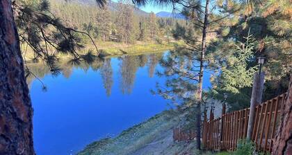 Cabin, river access, rafts, 1 bedroom and Wi-Fi, AC, Satellite T.V., Kitchen.