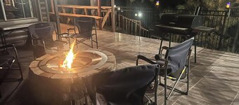 Cabin, river access, rafts, 1 bedroom and Wi-Fi, AC, Satellite T.V., Kitchen.