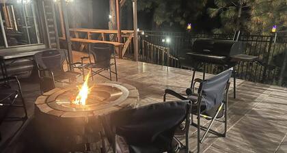 Cabin, river access, rafts, 1 bedroom and Wi-Fi, AC, Satellite T.V., Kitchen.