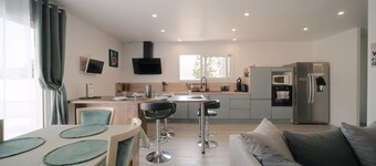 SPACIOUS NEW CONTEMPORARY VILLA 