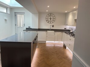 Maison | Cuisine privée | Réfrigérateur, four à micro-ondes, un four, surface de cuisson