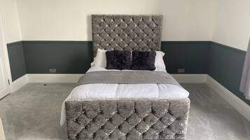 House | 5 bedrooms, free WiFi, bed sheets