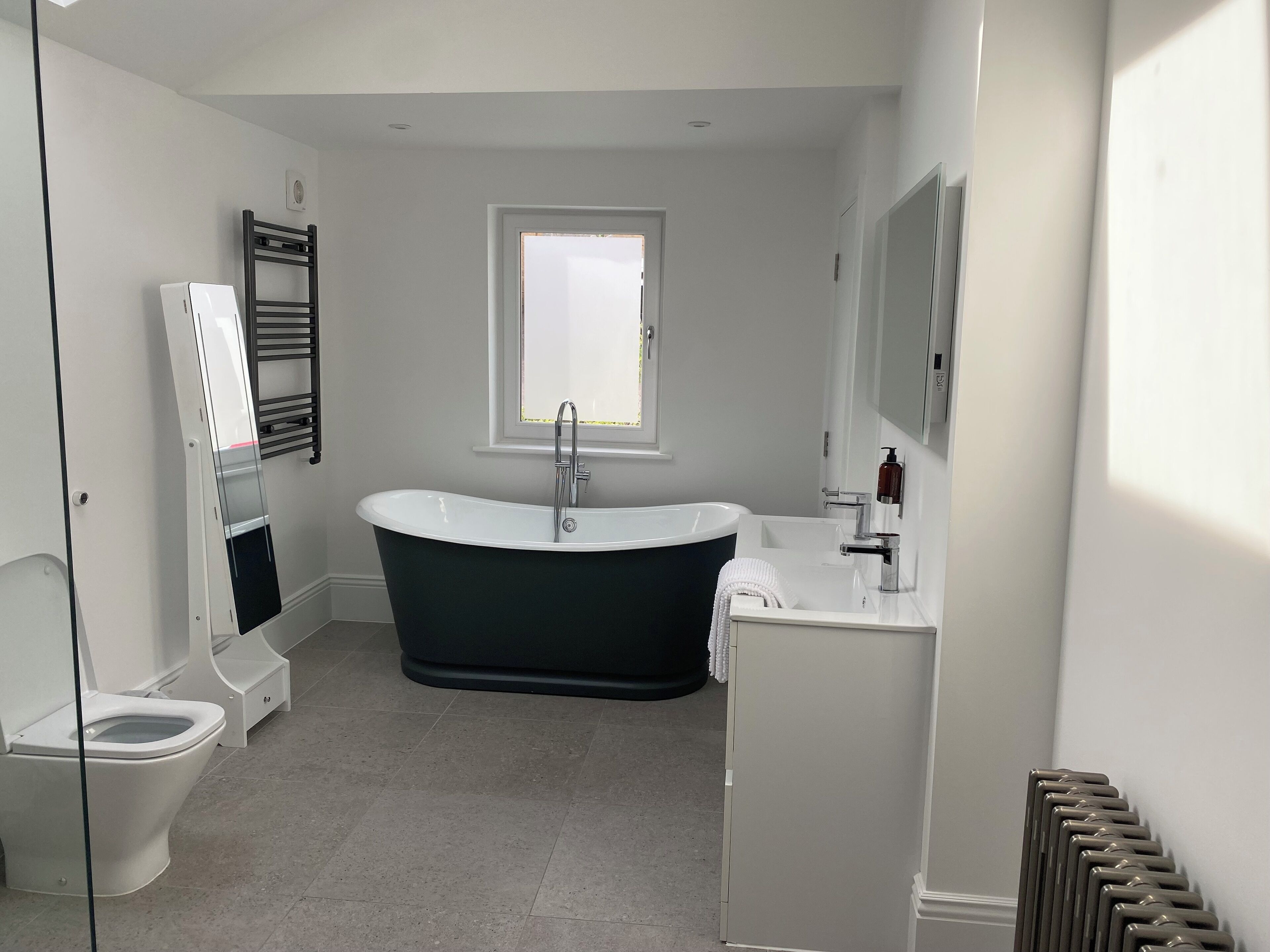 ハウス | バスルーム | 個別の浴槽とシャワー、深めの浴槽、ヘアドライヤー、タオル