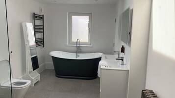 Ferienhaus | Badezimmer | Badewanne und Dusche (separat), Komfortbadewanne, Haartrockner