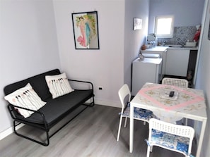 Apartemen Panorama, 1 kamar tidur, teras | Dilengkapi dengan perabotan berbeda-beda dan ruang kerja ramah laptop