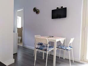 2 bedrooms, individually furnished, laptop workspace, free WiFi