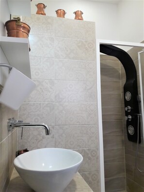 Appartement panoramique, 1 chambre, terrasse | Salle de bain | Douche, pomme de douche hydromassante, séchoir à cheveux, bidet