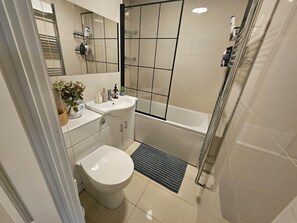 Sèche-cheveux, serviettes fournies