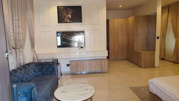 Chambre luxueuse, balcon, vue sur la ville | Bureau, espace de travail pour ordinateurs portables