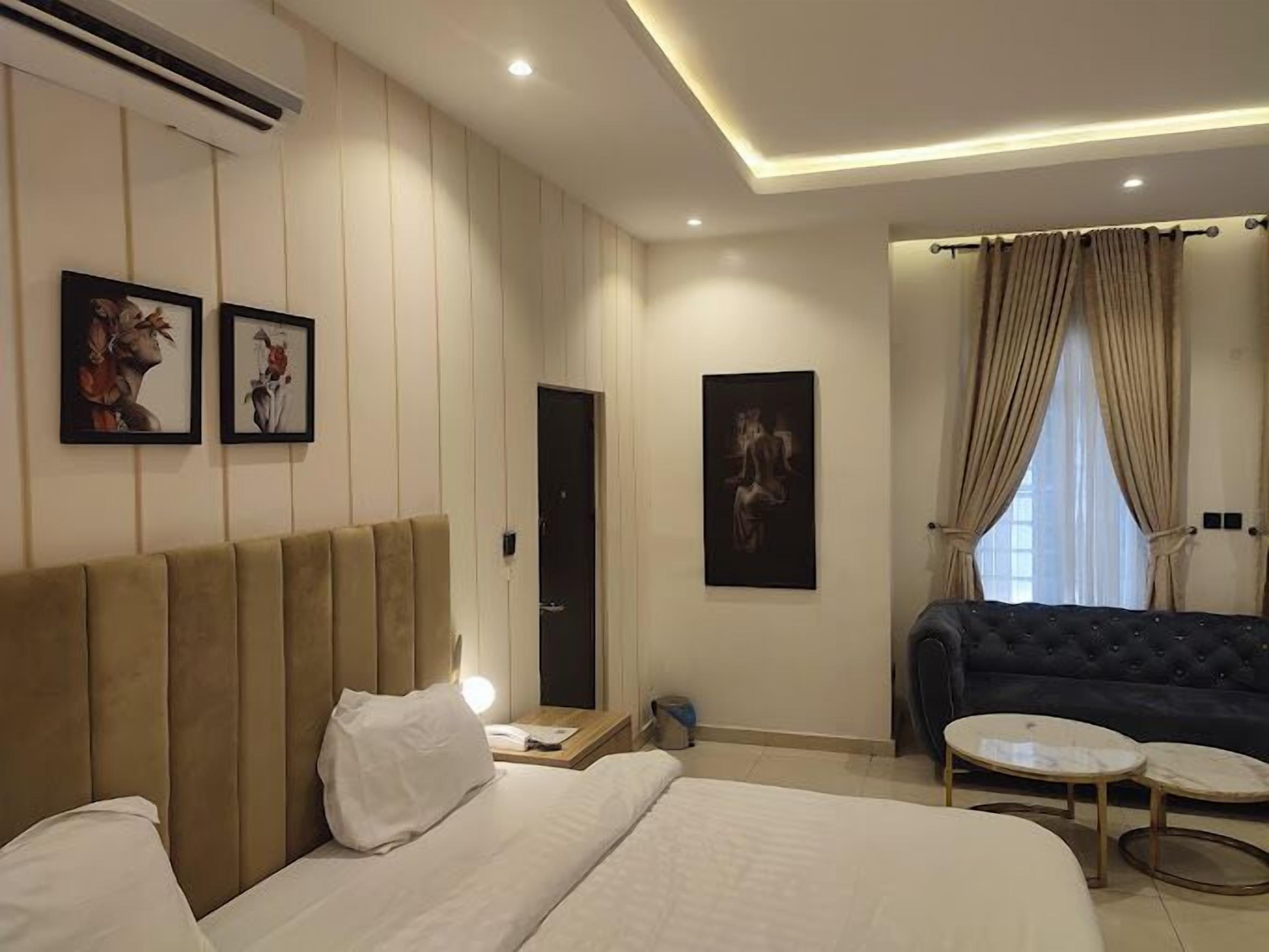Chambre luxueuse, balcon, vue sur la ville | Bureau, espace de travail pour ordinateurs portables