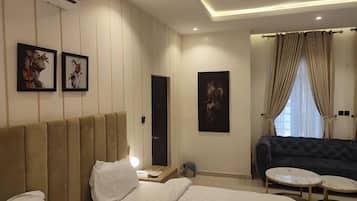Chambre luxueuse, balcon, vue sur la ville | Bureau, espace de travail pour ordinateurs portables