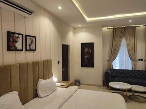 Escritorio, espacio para trabajar con laptop y wifi gratis