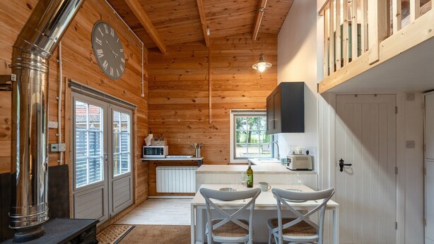 Fridge, microwave, oven, stovetop - Walliswood Lodge - Rural Retreat - Newly converted, Wood Burner, Air Con, wi-fi (Dorking)