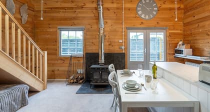 Walliswood Lodge - Rural Retreat - Newly converted, Wood Burner, Air Con, wi-fi