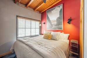 1 habitación, tabla de planchar con plancha y cuna de viaje 