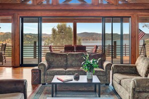 Smart TV, chimenea, videojuegos y reproductor de DVD 