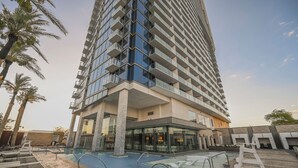 Pool - 50th Floor High rise with 180° Strip Views + Open Balcony - No Resort Fees (Las Vegas)