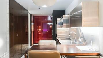 Een magnetron, een kookplaat, een vaatwasser