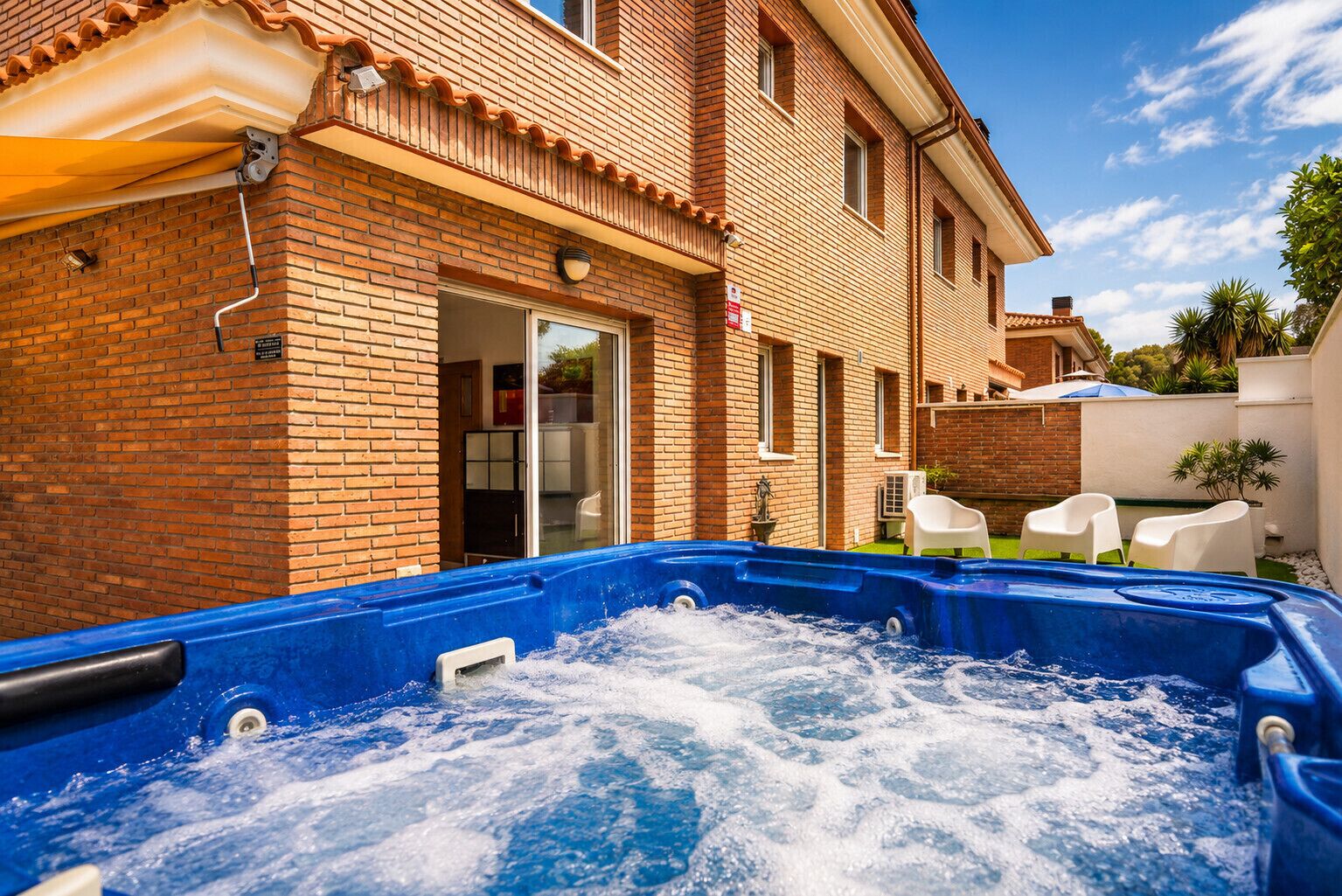Bañera de hidromasaje al aire libre