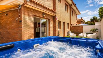 Bañera de hidromasaje al aire libre