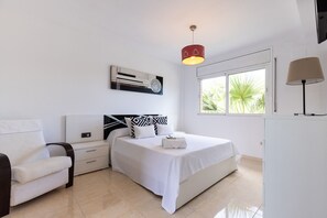 4 bedrooms, iron/ironing board, free WiFi, bed sheets - Villa ERA - Jacuzzi and Swimming Pool (Salou)