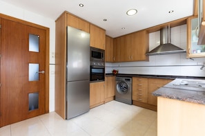 Fridge, microwave, oven, dishwasher - Villa ERA - Jacuzzi and Swimming Pool (Salou)
