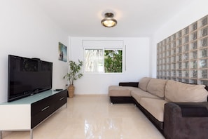 TV - Villa ERA - Jacuzzi and Swimming Pool (Salou)