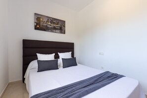 4 bedrooms, iron/ironing board, free WiFi, bed sheets - Villa ERA - Jacuzzi and Swimming Pool (Salou)