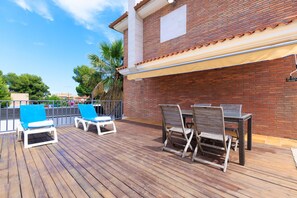 Outdoor dining - Villa ERA - Jacuzzi and Swimming Pool (Salou)