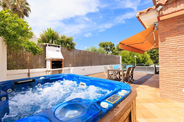 Outdoor dining - Villa ERA - Jacuzzi and Swimming Pool (Salou)
