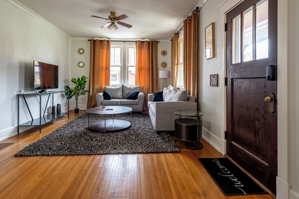 Spacious 5-bedroom house with AC and WiFi in brilliant Cincinnati