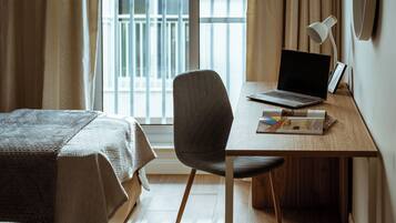 2 bedrooms, desk, iron/ironing board, WiFi